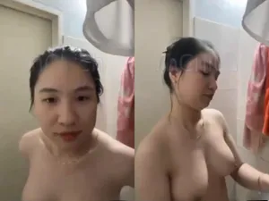 Gái vú bự, vừa call với người tình vừa tắm