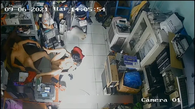 Người vợ người chồng quan hệ nhau trong của cậu bé máy tính