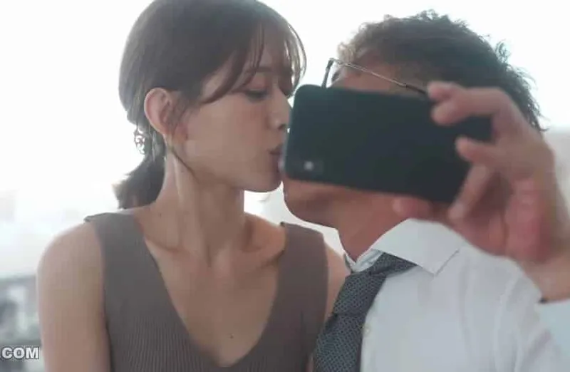 Thấy bà xã hơi lạ, người chồng xem điện thoại người vợ và thấy cảnh nện với sếp của mình