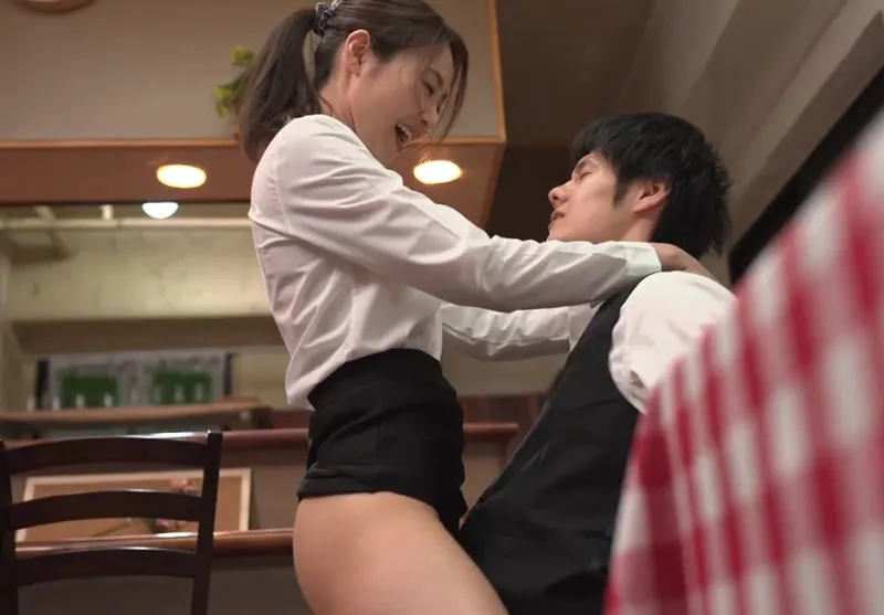 Cậu trai trẻ làm tình nữ đồng nghiệp có gã chồng nhưng gã chồng “yếu”
