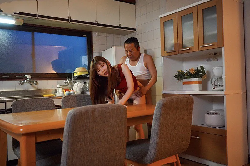 Búp bê bị ông chồng mới của mẹ nắc mỗi ngày, cho dù đã có người yêu